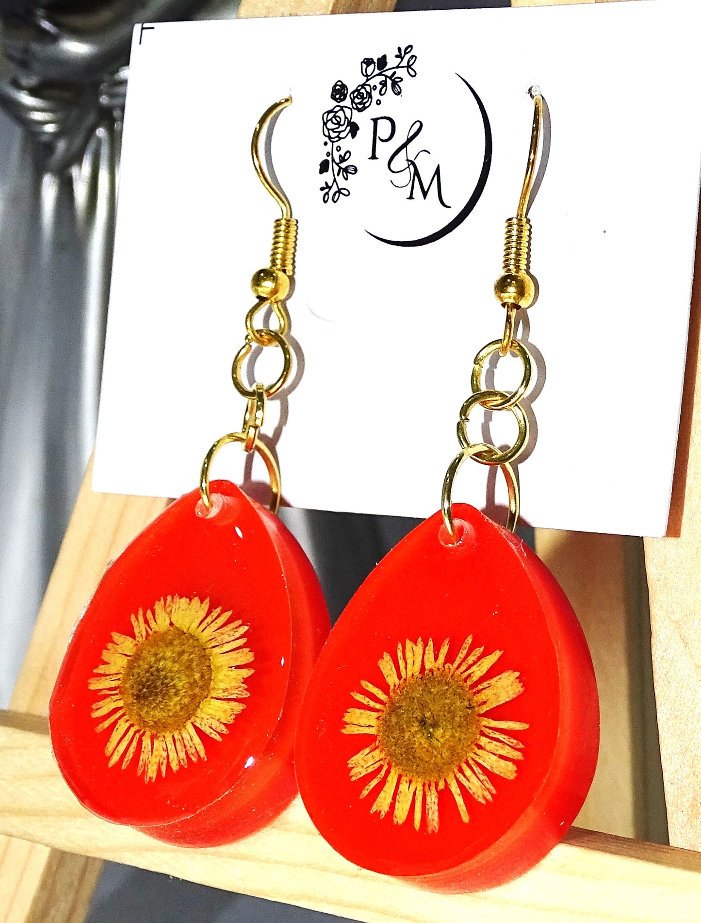 Decorative Earrings with Preserved Daisy Flower in Velvet Red